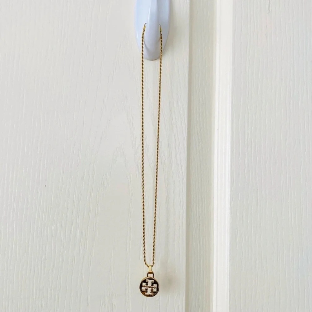 Brand New Tory Burch Gold Tone Logo Charm Pendant Rope Chain Necklace